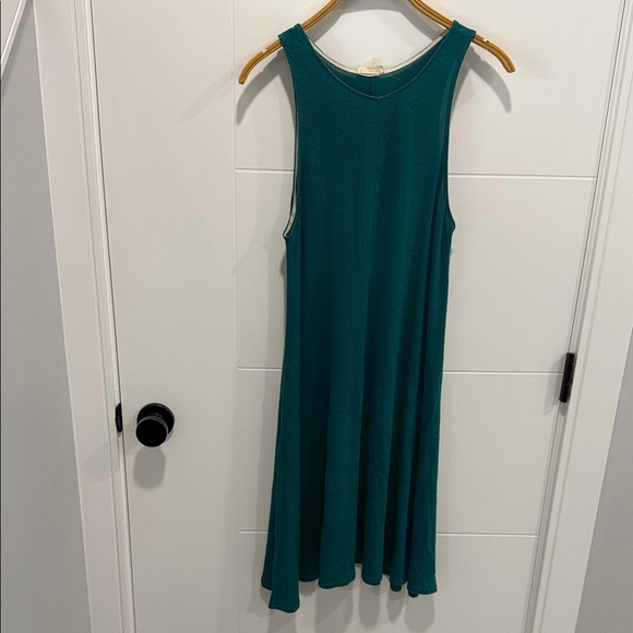 Wilfred Dresses & Skirts - Aritzia Wilfred free Sleeveless Emerald Dress size small